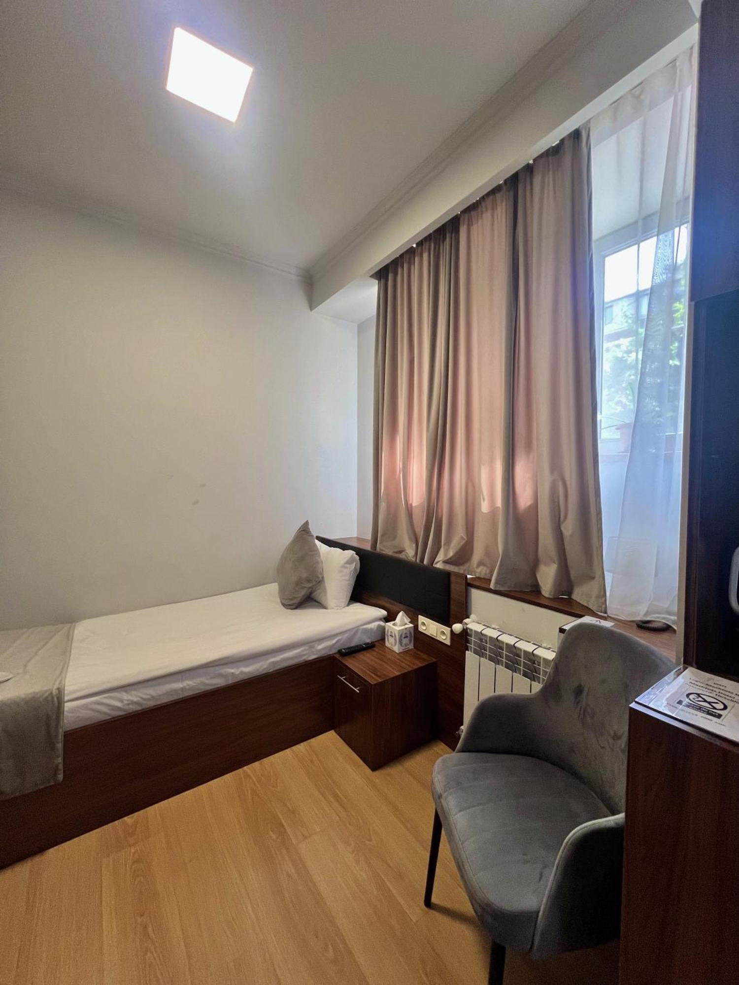 Mashtots Hotel Jerevan Exteriör bild
