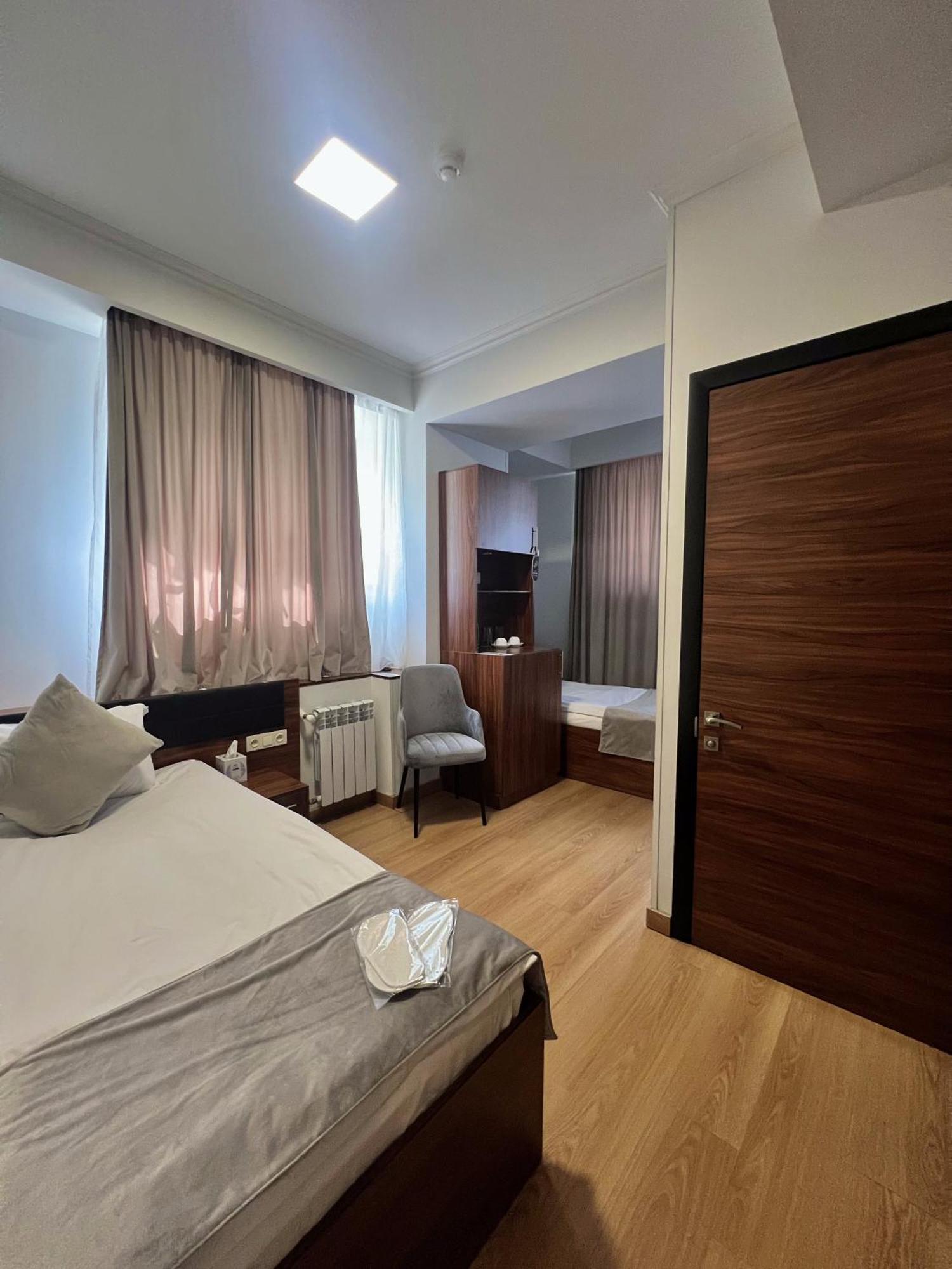 Mashtots Hotel Jerevan Exteriör bild