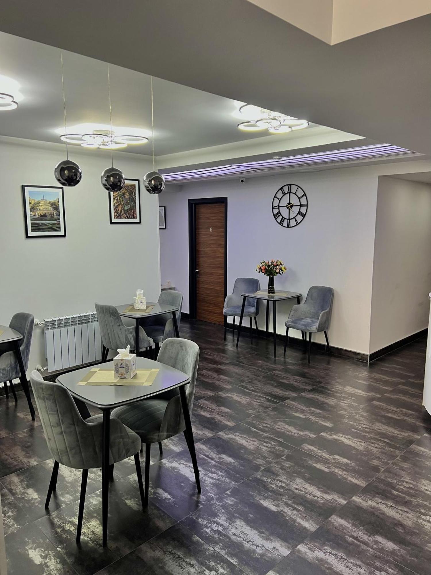 Mashtots Hotel Jerevan Exteriör bild