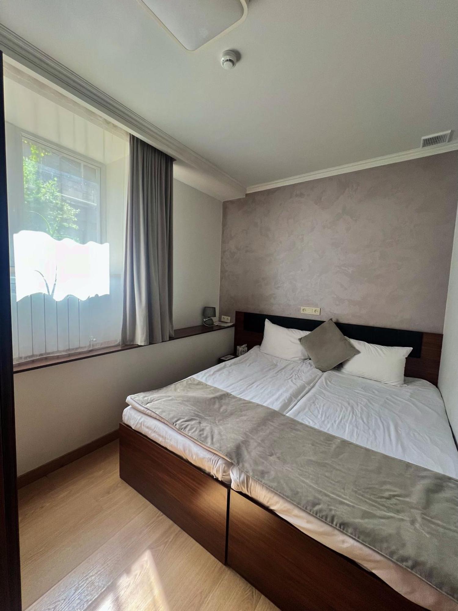 Mashtots Hotel Jerevan Exteriör bild