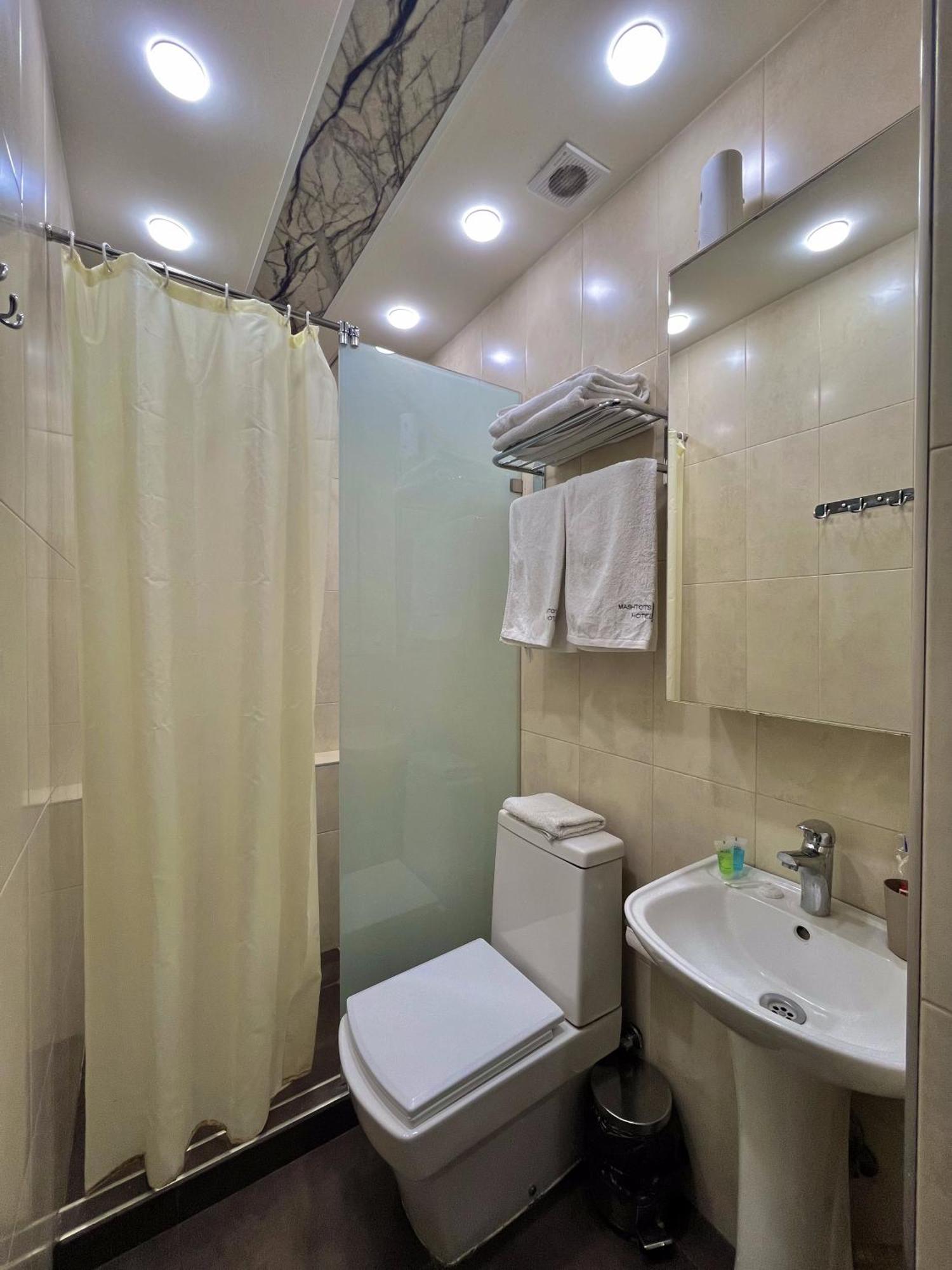 Mashtots Hotel Jerevan Exteriör bild