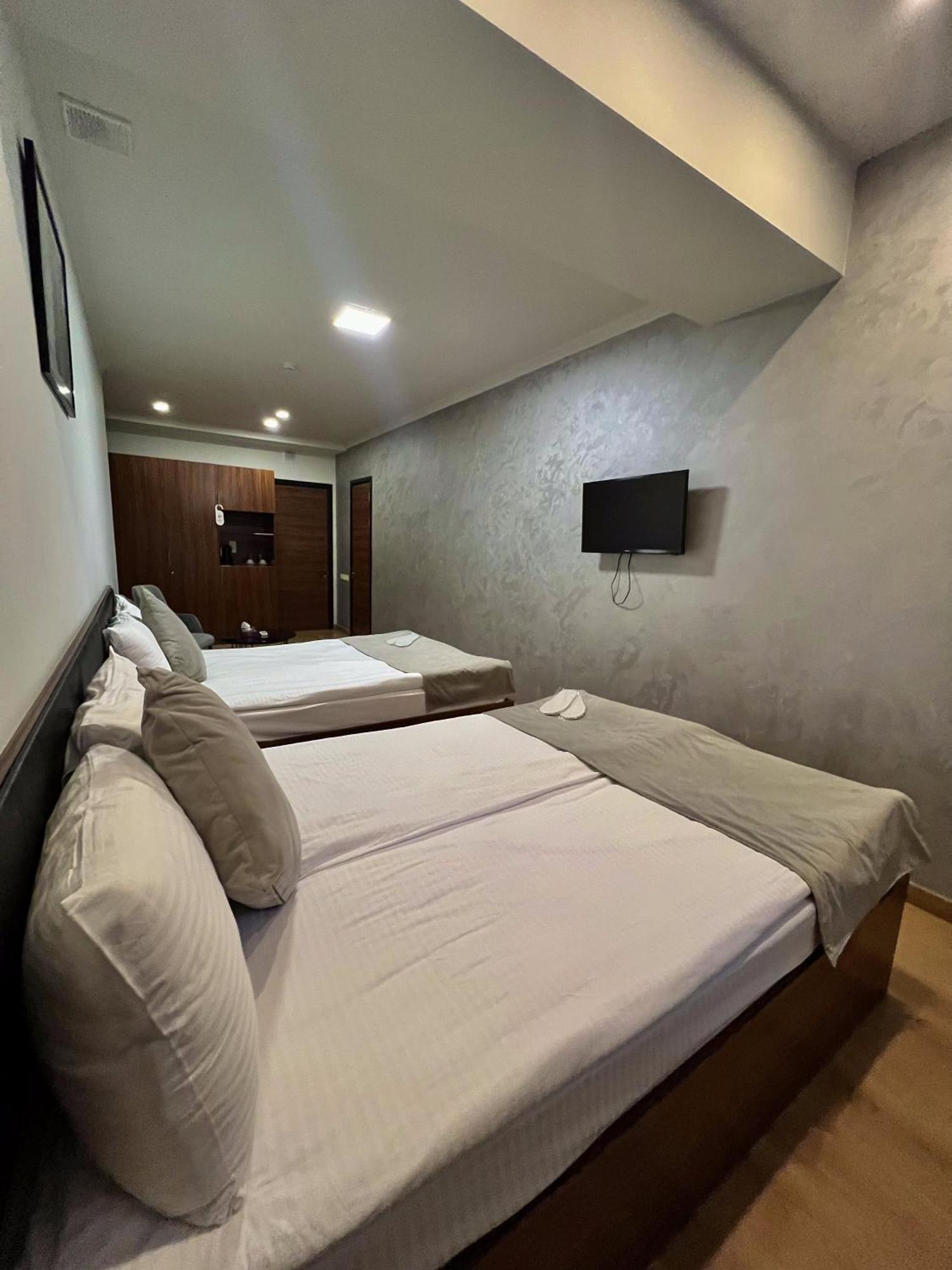 Mashtots Hotel Jerevan Exteriör bild